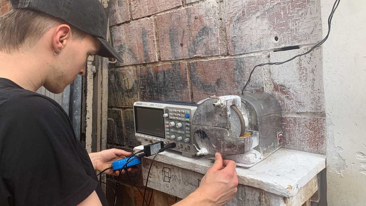 Technical Note Issue 02: Effect of AC Loads on Solar Generators